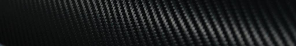 Nahaufnahme einer Kohlefaserstruktur, die eine glänzende, schuppige Textur in Schwarz zeigt.